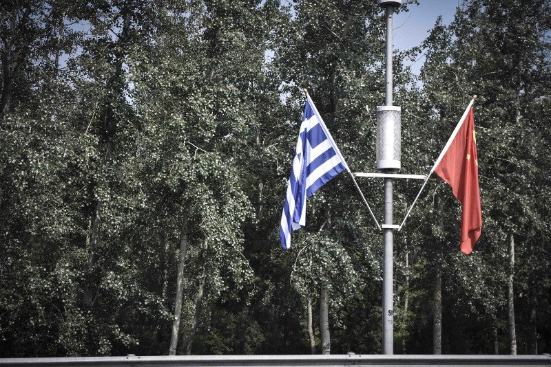 Οι πρώτες φωτογραφίες από το ταξίδι Τσίπρα στο Πεκίνο -Το μπουκέτο με τα χρωματιστά λουλούδια που του έδωσε μικρή Κινεζούλα [εικόνες] | iefimerida.gr 12