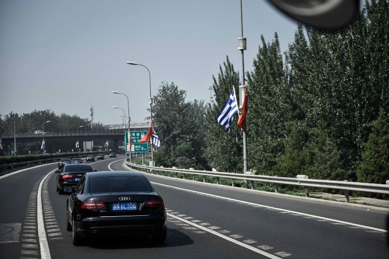 Οι πρώτες φωτογραφίες από το ταξίδι Τσίπρα στο Πεκίνο -Το μπουκέτο με τα χρωματιστά λουλούδια που του έδωσε μικρή Κινεζούλα [εικόνες] | iefimerida.gr 13