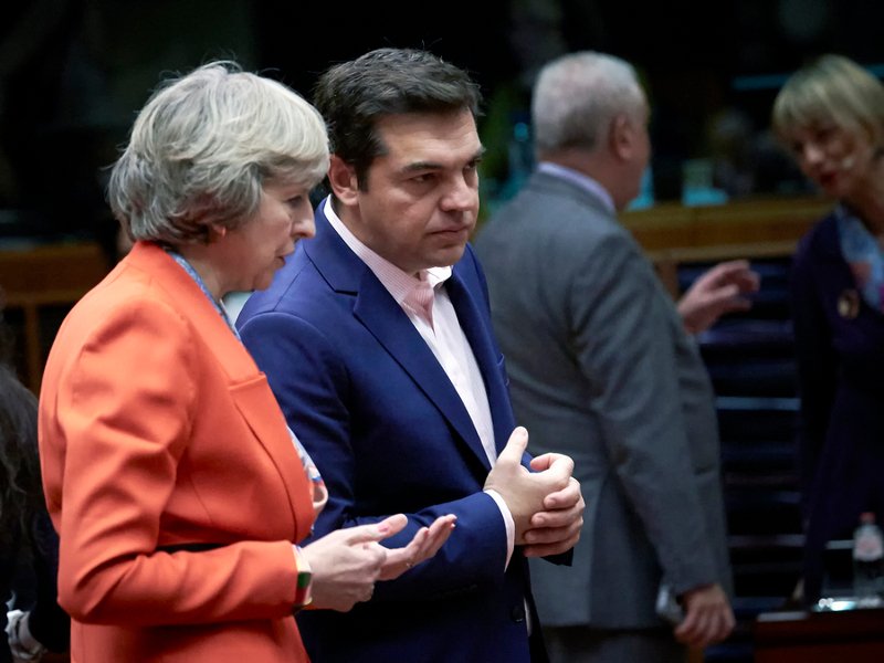 Υποστήριξη χωρίς δεσμεύσεις για το χρέος πήρε ο Τσίπρας από Ολάντ-Μέρκελ | iefimerida.gr 1