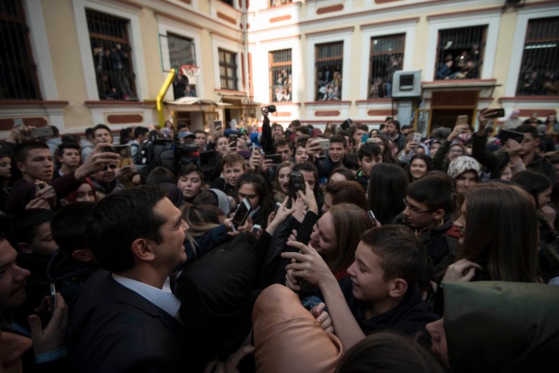 Οι selfies του Τσίπρα με τις μουσουλμάνες μαθήτριες στην Ξάνθη και ο καφές σε παραδοσιακό καφενείο [εικόνες] | iefimerida.gr 1