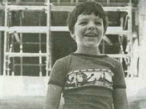 Οταν ο Αλέξης Τσίπρας έπαιζε ανέμελα στις οικοδομές με κοντό παντελονάκι [εικόνες] | iefimerida.gr 1