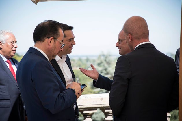 O Tσίπρας ανάμεσα σε σοσιαλιστές [εικόνες] | iefimerida.gr 0