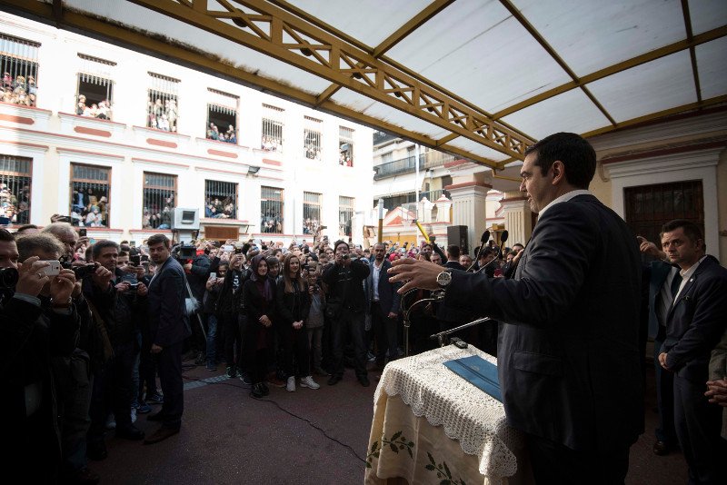 Οι selfies του Τσίπρα με τις μουσουλμάνες μαθήτριες στην Ξάνθη και ο καφές σε παραδοσιακό καφενείο [εικόνες] | iefimerida.gr 3