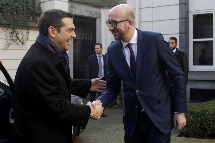 Eνα φίνο φουλάρι με ρόμβους επέλεξε ο Τσίπρας για τις παγωμένες Βρυξέλλες [εικόνες] | iefimerida.gr 2