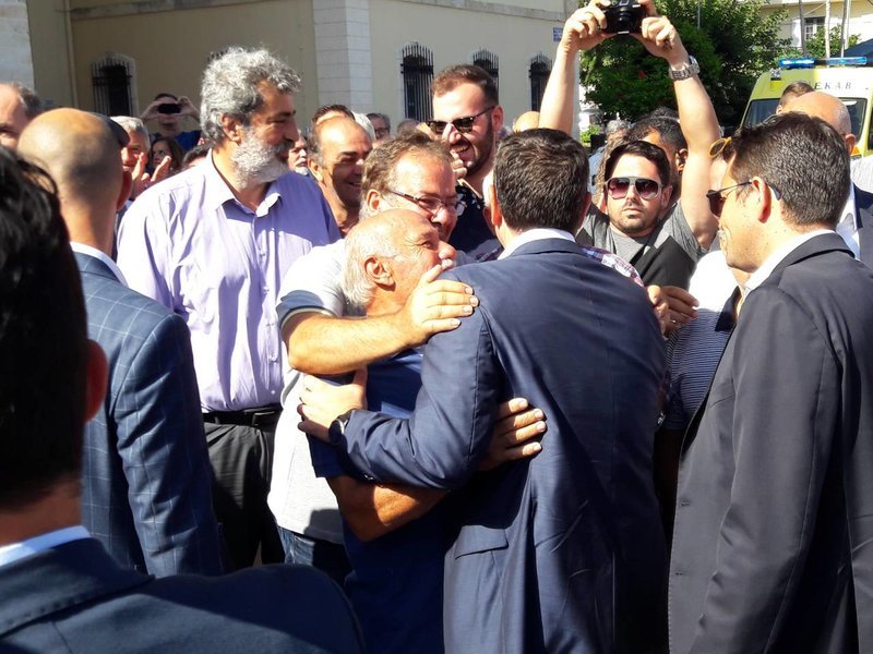 Θερμές χειραψίες με κατοίκους των Χανίων -Δίπλα στον Τσίπρα ο Π. Πολάκης-Φωτογραφία: cretapost.gr