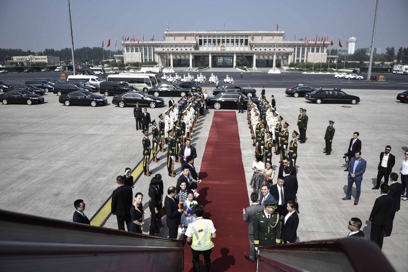 Οι πρώτες φωτογραφίες από το ταξίδι Τσίπρα στο Πεκίνο -Το μπουκέτο με τα χρωματιστά λουλούδια που του έδωσε μικρή Κινεζούλα [εικόνες] | iefimerida.gr 0