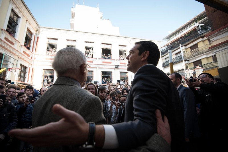 Οι selfies του Τσίπρα με τις μουσουλμάνες μαθήτριες στην Ξάνθη και ο καφές σε παραδοσιακό καφενείο [εικόνες] | iefimerida.gr 4