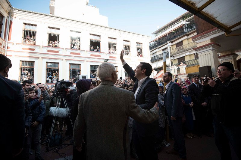 Οι selfies του Τσίπρα με τις μουσουλμάνες μαθήτριες στην Ξάνθη και ο καφές σε παραδοσιακό καφενείο [εικόνες] | iefimerida.gr 5