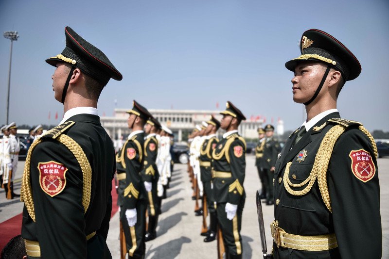 Οι πρώτες φωτογραφίες από το ταξίδι Τσίπρα στο Πεκίνο -Το μπουκέτο με τα χρωματιστά λουλούδια που του έδωσε μικρή Κινεζούλα [εικόνες] | iefimerida.gr 1