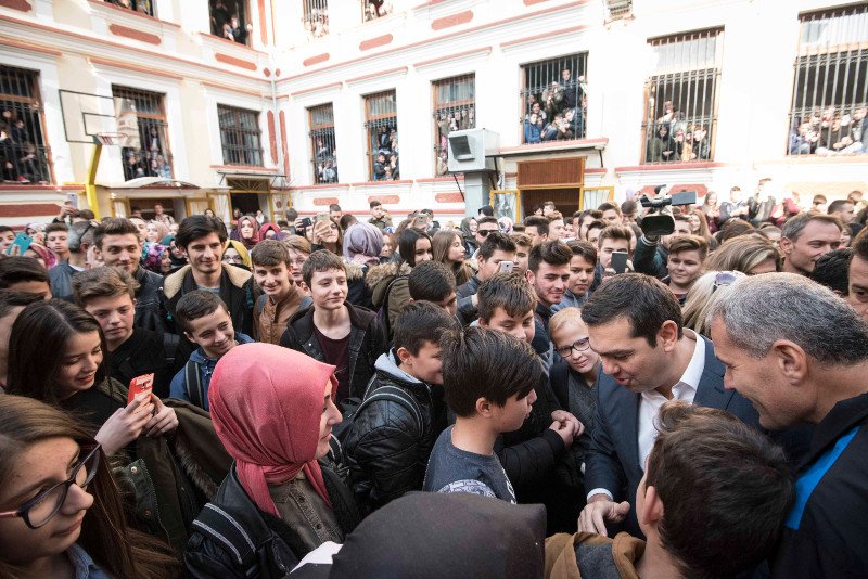 Οι selfies του Τσίπρα με τις μουσουλμάνες μαθήτριες στην Ξάνθη και ο καφές σε παραδοσιακό καφενείο [εικόνες] | iefimerida.gr 6