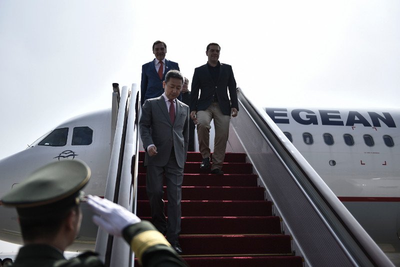 Οι πρώτες φωτογραφίες από το ταξίδι Τσίπρα στο Πεκίνο -Το μπουκέτο με τα χρωματιστά λουλούδια που του έδωσε μικρή Κινεζούλα [εικόνες] | iefimerida.gr 2