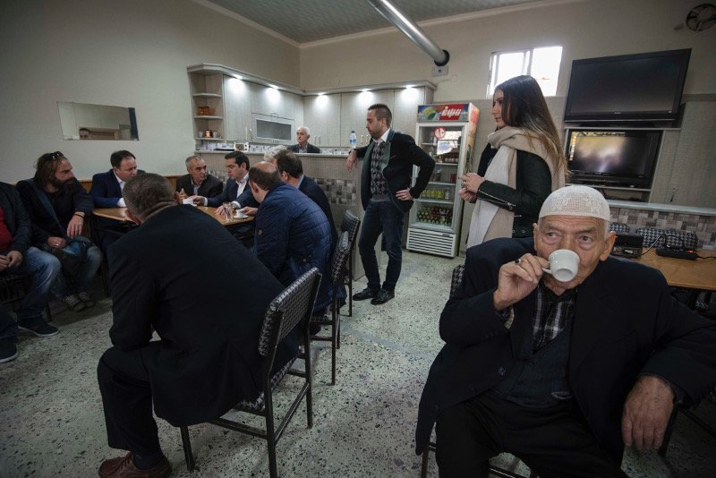 Οι selfies του Τσίπρα με τις μουσουλμάνες μαθήτριες στην Ξάνθη και ο καφές σε παραδοσιακό καφενείο [εικόνες] | iefimerida.gr 7