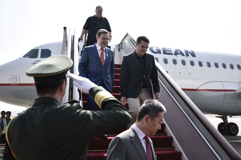 Οι πρώτες φωτογραφίες από το ταξίδι Τσίπρα στο Πεκίνο -Το μπουκέτο με τα χρωματιστά λουλούδια που του έδωσε μικρή Κινεζούλα [εικόνες] | iefimerida.gr 3