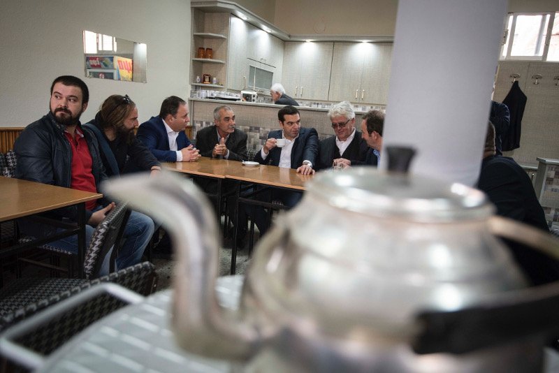 Οι selfies του Τσίπρα με τις μουσουλμάνες μαθήτριες στην Ξάνθη και ο καφές σε παραδοσιακό καφενείο [εικόνες] | iefimerida.gr 8