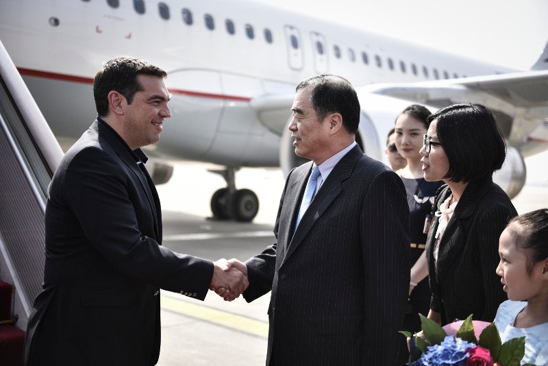 Οι πρώτες φωτογραφίες από το ταξίδι Τσίπρα στο Πεκίνο -Το μπουκέτο με τα χρωματιστά λουλούδια που του έδωσε μικρή Κινεζούλα [εικόνες] | iefimerida.gr 4