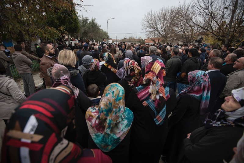 Οι selfies του Τσίπρα με τις μουσουλμάνες μαθήτριες στην Ξάνθη και ο καφές σε παραδοσιακό καφενείο [εικόνες] | iefimerida.gr 9