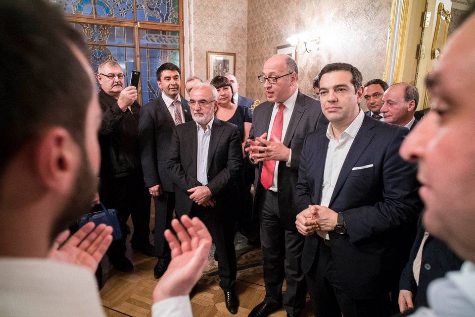 Συνάντηση Τσίπρα με ομογενείς στη Μόσχα με Σαββίδη σε πρώτο πλάνο [εικόνες] | iefimerida.gr 7
