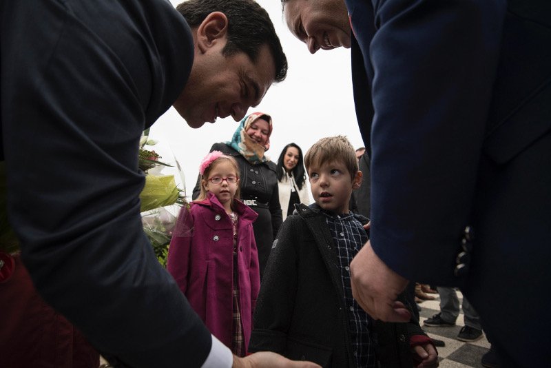 Οι selfies του Τσίπρα με τις μουσουλμάνες μαθήτριες στην Ξάνθη και ο καφές σε παραδοσιακό καφενείο [εικόνες] | iefimerida.gr 10