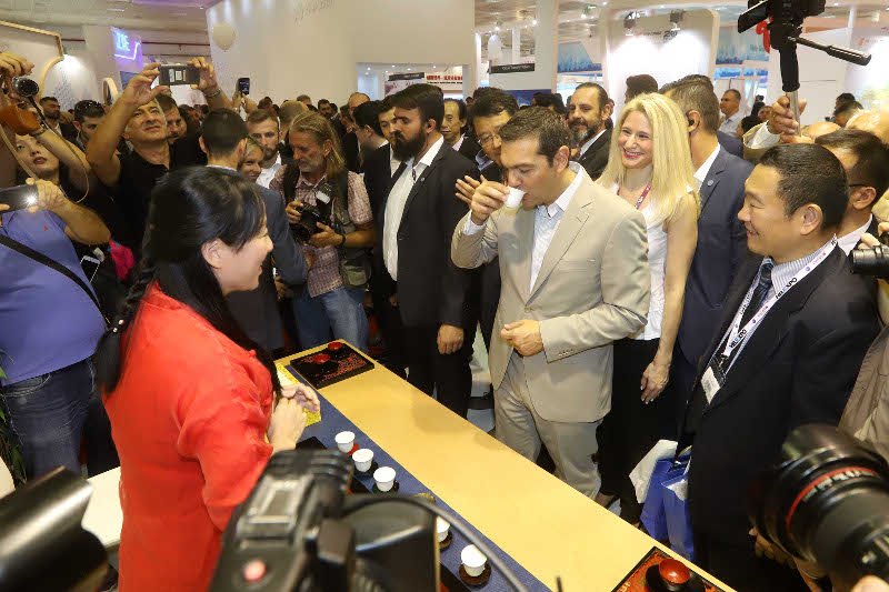 ΔΕΘ: Οι Κινέζοι μέτρησαν την πίεση του Τσίπρα -Το πάντα της COSCO και το τσάι [εικόνες & βίντεο] | iefimerida.gr 1