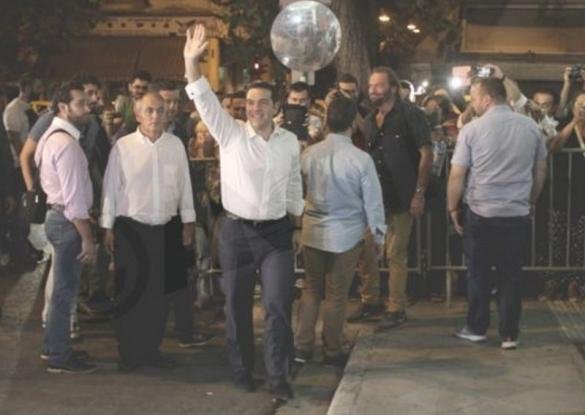 Στα φούξια η Περιστέρα -Ο Τσίπρας της άνοιξε το δρόμο για να μπει στα γραφεία [βίντεο & εικόνες] | iefimerida.gr 0