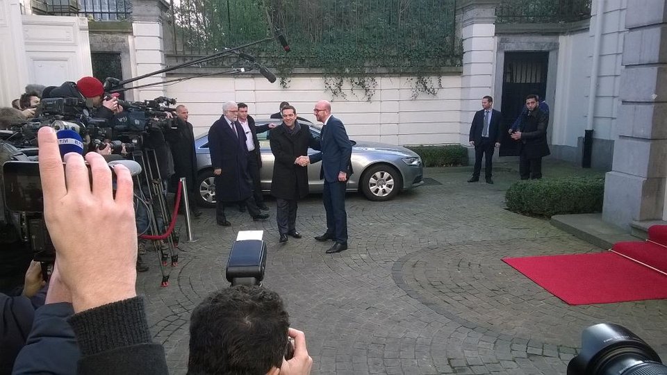 Eνα φίνο φουλάρι με ρόμβους επέλεξε ο Τσίπρας για τις παγωμένες Βρυξέλλες [εικόνες] | iefimerida.gr 0