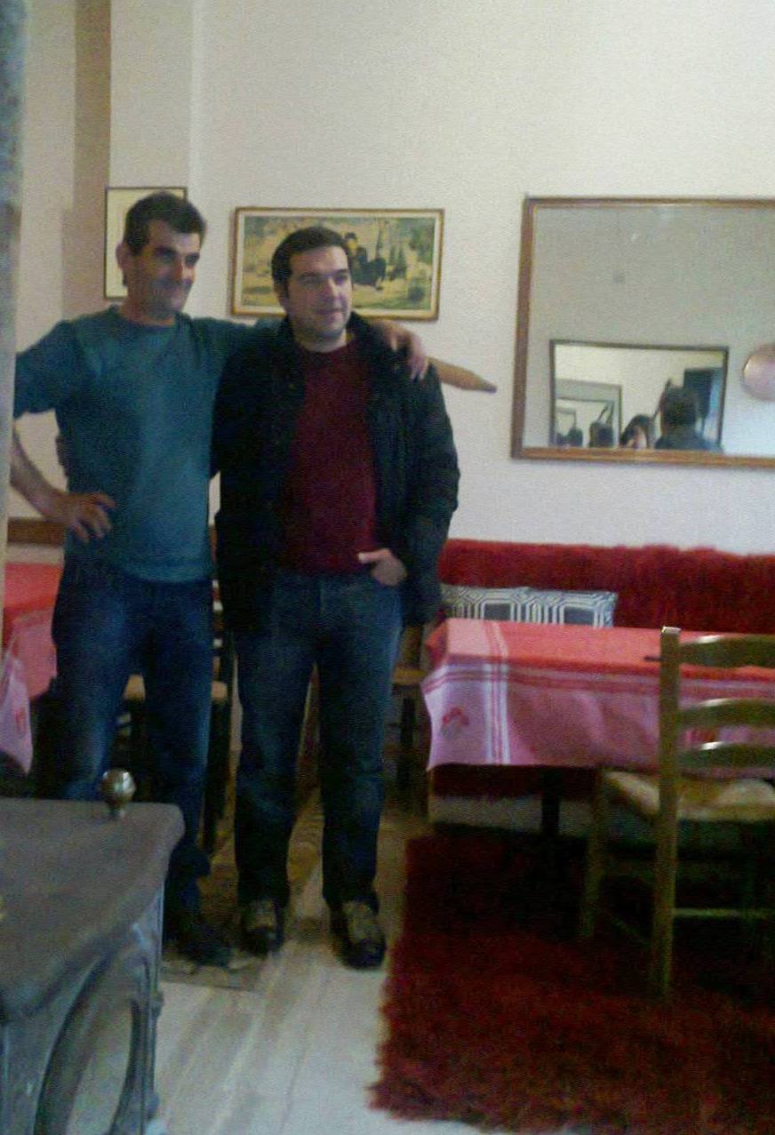Η χριστουγεννιάτικη φωτογραφία του Αλέξη Τσίπρα σε ταβέρνα κοντά στο χωριό του [εικόνα] | iefimerida.gr 0