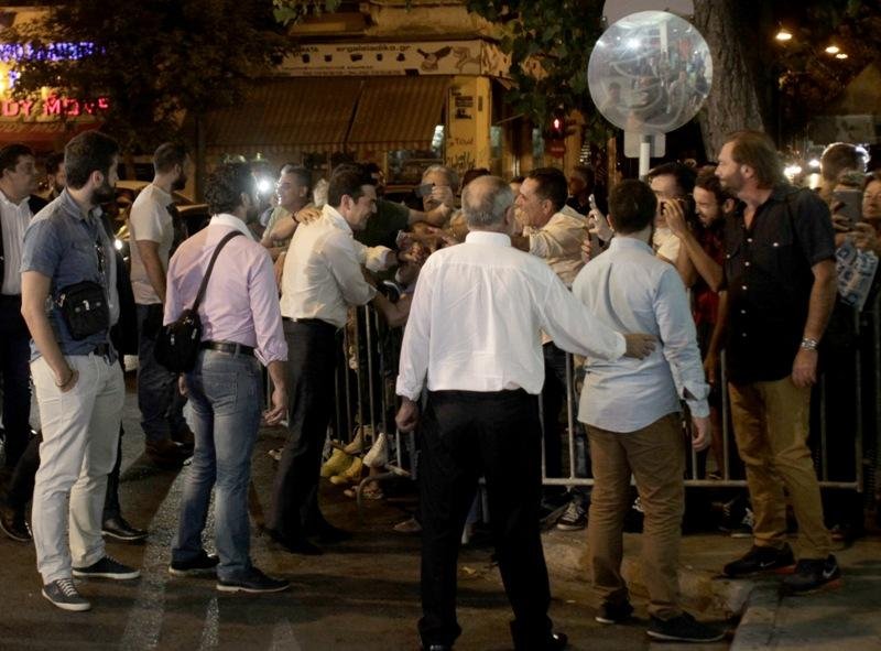Στα φούξια η Περιστέρα -Ο Τσίπρας της άνοιξε το δρόμο για να μπει στα γραφεία [βίντεο & εικόνες] | iefimerida.gr 1