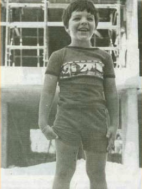 Οταν ο Αλέξης Τσίπρας έπαιζε ανέμελα στις οικοδομές με κοντό παντελονάκι [εικόνες] | iefimerida.gr 0