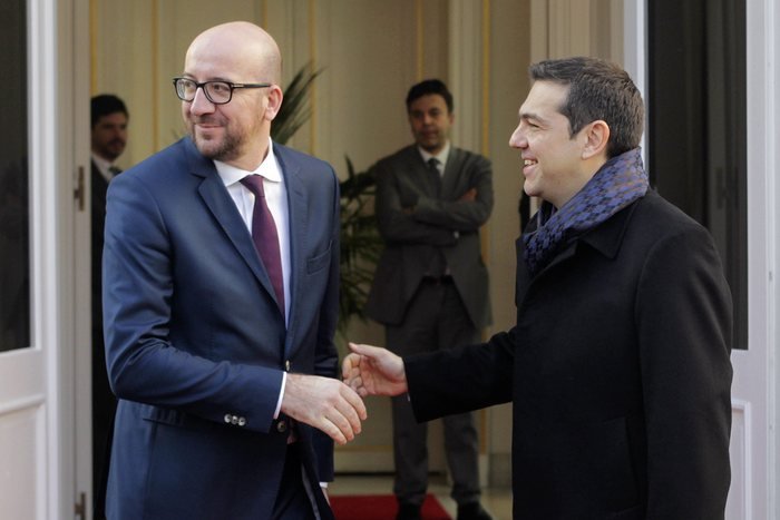 Eνα φίνο φουλάρι με ρόμβους επέλεξε ο Τσίπρας για τις παγωμένες Βρυξέλλες [εικόνες] | iefimerida.gr 1