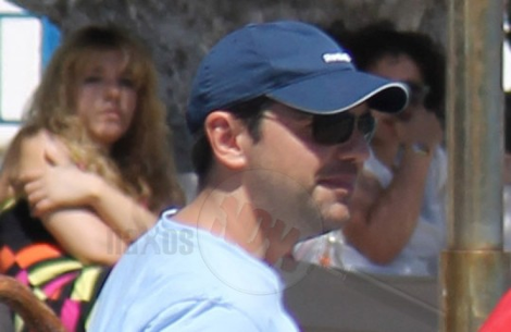 Στη Νάξο για μίνι διακοπές ο Τσίπρας: Με στιλ καλοκαιρινό, καπελάκι, γυαλιά και βερμούδα [εικόνες] | iefimerida.gr 0