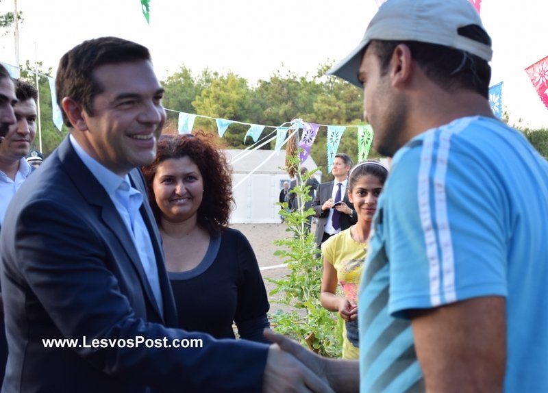 Τσίπρας και Φάινμαν, καθισμένοι σε παγκάκι, πίνουν τον καφέ που τους κέρασαν οι πρόσφυγες [εικόνες] | iefimerida.gr 0