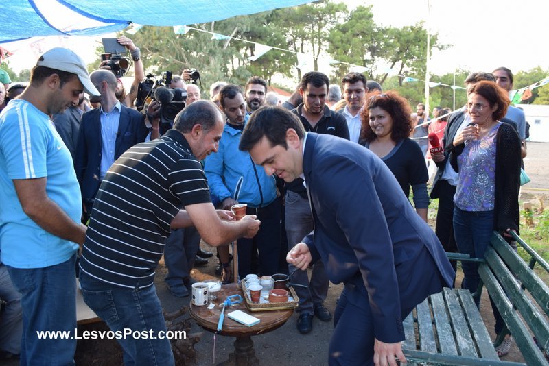 Τσίπρας και Φάινμαν, καθισμένοι σε παγκάκι, πίνουν τον καφέ που τους κέρασαν οι πρόσφυγες [εικόνες] | iefimerida.gr 1