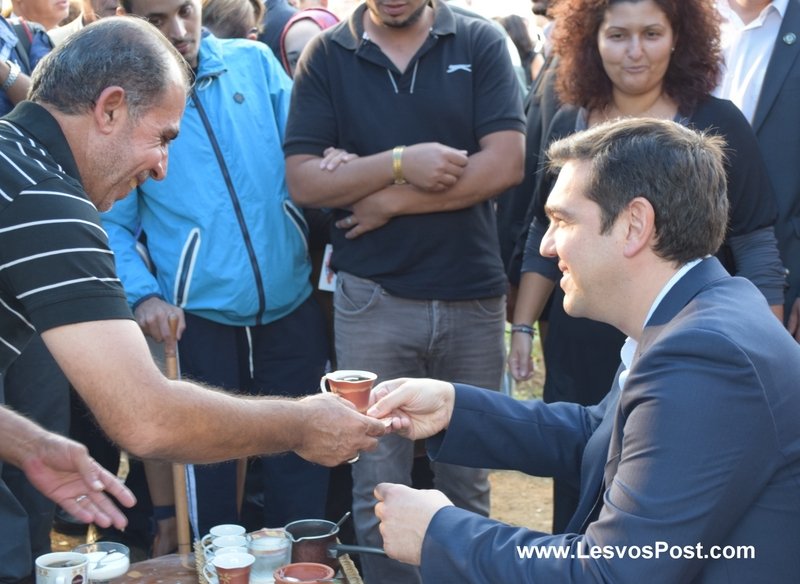 Τσίπρας και Φάινμαν, καθισμένοι σε παγκάκι, πίνουν τον καφέ που τους κέρασαν οι πρόσφυγες [εικόνες] | iefimerida.gr 2