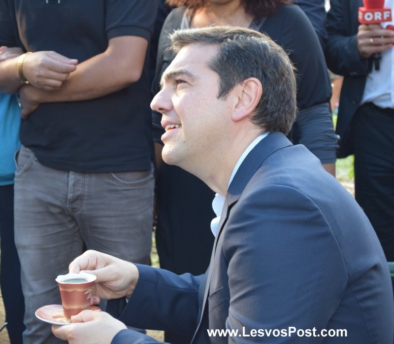 Τσίπρας και Φάινμαν, καθισμένοι σε παγκάκι, πίνουν τον καφέ που τους κέρασαν οι πρόσφυγες [εικόνες] | iefimerida.gr 3