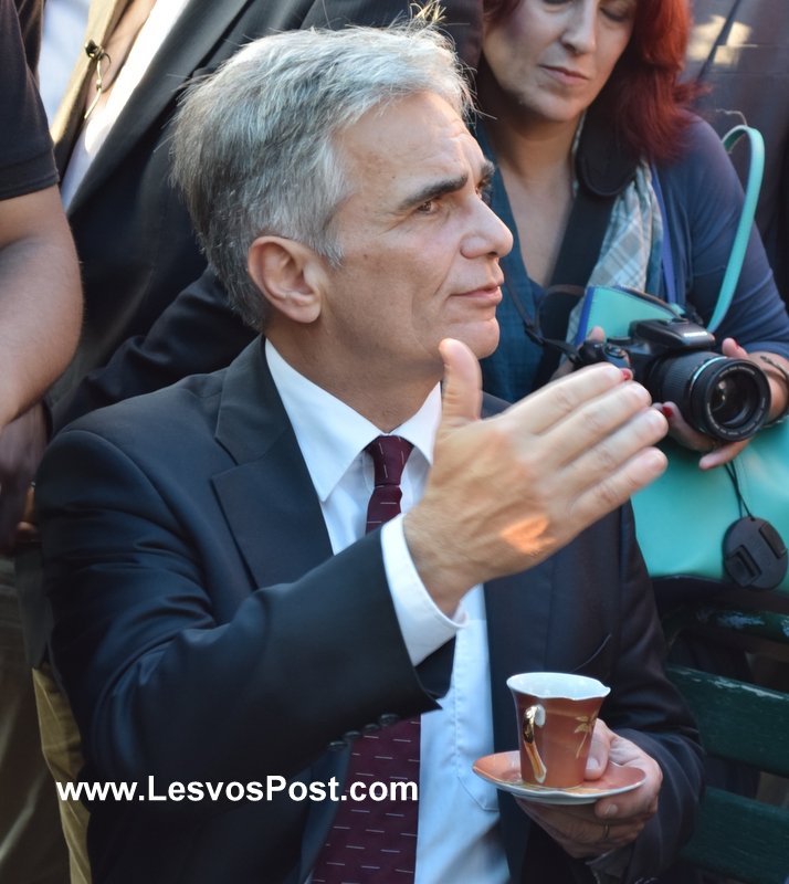 Τσίπρας και Φάινμαν, καθισμένοι σε παγκάκι, πίνουν τον καφέ που τους κέρασαν οι πρόσφυγες [εικόνες] | iefimerida.gr 5