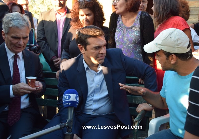 Τσίπρας και Φάινμαν, καθισμένοι σε παγκάκι, πίνουν τον καφέ που τους κέρασαν οι πρόσφυγες [εικόνες] | iefimerida.gr 6