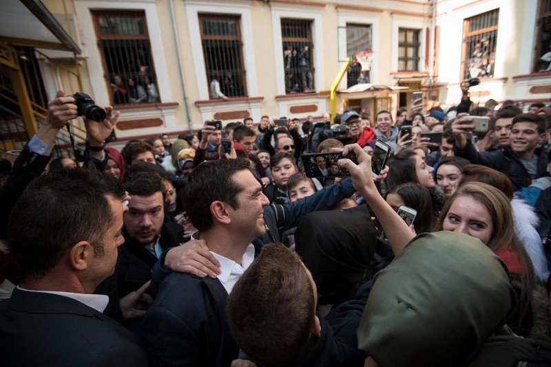 Οι selfies του Τσίπρα με τις μουσουλμάνες μαθήτριες στην Ξάνθη και ο καφές σε παραδοσιακό καφενείο [εικόνες] | iefimerida.gr 2