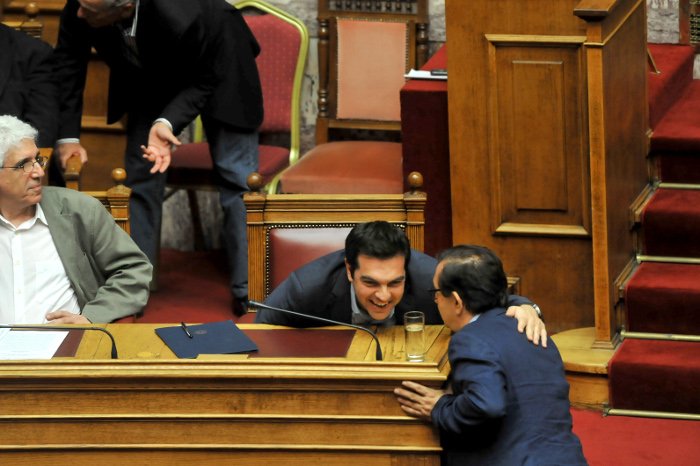 Οταν ο Τσίπρας ξεκαρδίστηκε στα γέλια στην Ολομέλεια [εικόνες] | iefimerida.gr 0