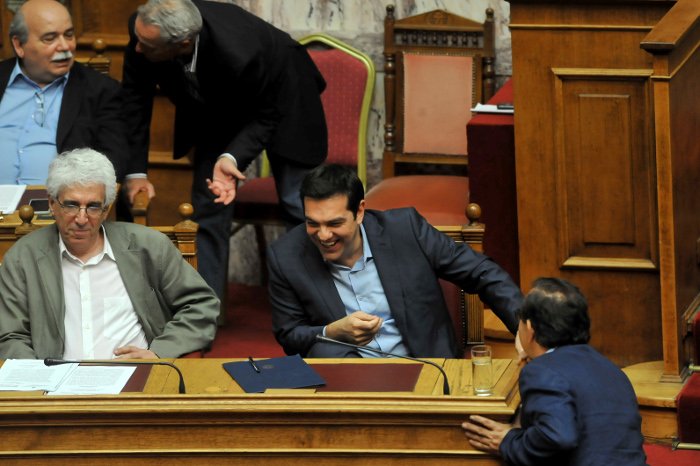 Οταν ο Τσίπρας ξεκαρδίστηκε στα γέλια στην Ολομέλεια [εικόνες] | iefimerida.gr 1