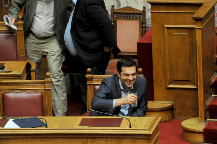 Οταν ο Τσίπρας ξεκαρδίστηκε στα γέλια στην Ολομέλεια [εικόνες] | iefimerida.gr 2