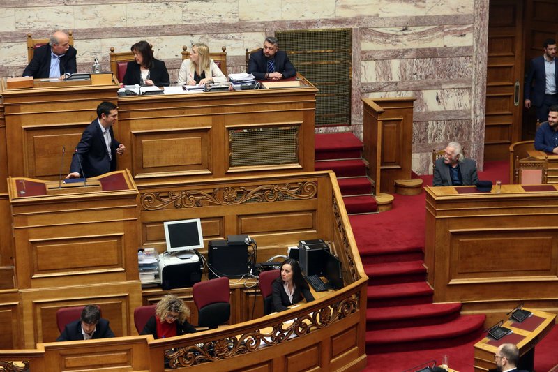 Η χειραψία του Τσίπρα με τον Μανώλη Γλέζο μετά από πάρα πολύ καιρό [εικόνες[ | iefimerida.gr 2