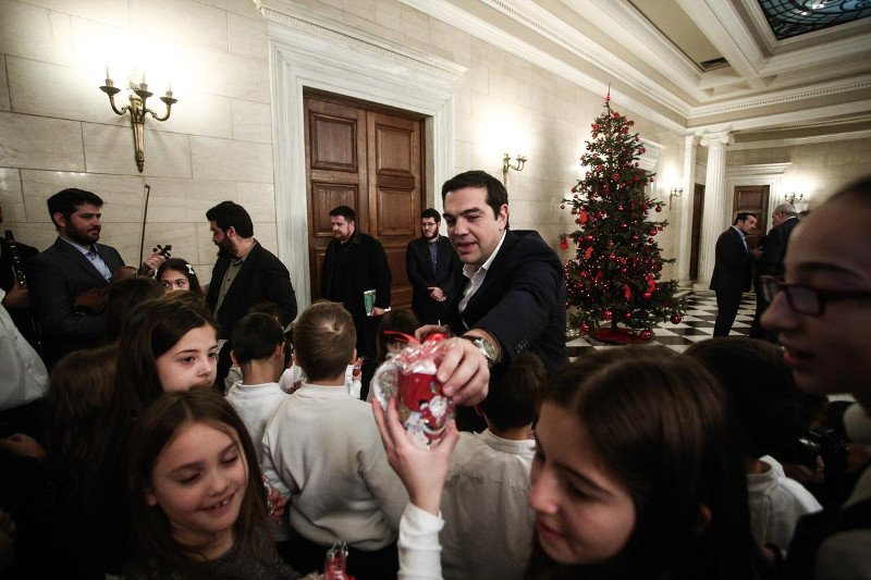 Ο Τσίπρας φωτογράφος – Οι χαλαρές στιγμές του Πρωθυπουργού στο Μαξίμου με τους δημοσιογράφους [εικόνες] | iefimerida.gr 5