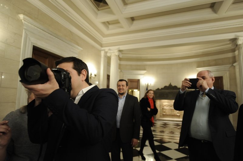 Ο Τσίπρας φωτογράφος – Οι χαλαρές στιγμές του Πρωθυπουργού στο Μαξίμου με τους δημοσιογράφους [εικόνες] | iefimerida.gr 12