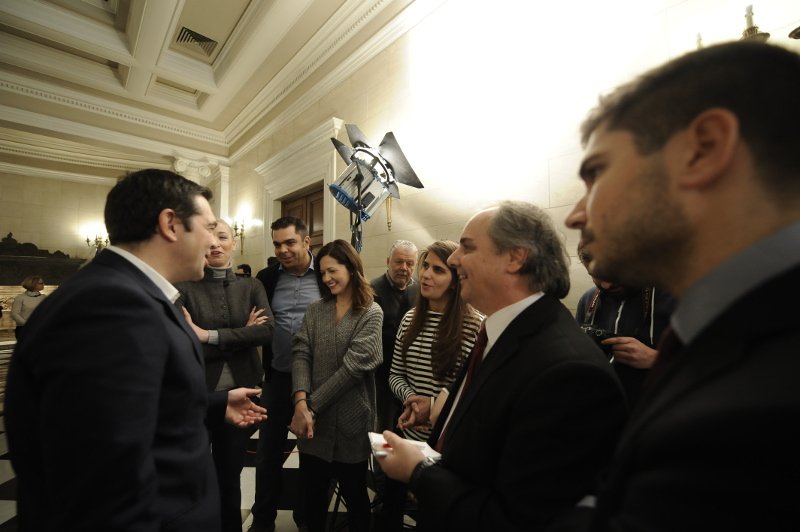 Ο Τσίπρας φωτογράφος – Οι χαλαρές στιγμές του Πρωθυπουργού στο Μαξίμου με τους δημοσιογράφους [εικόνες] | iefimerida.gr 1