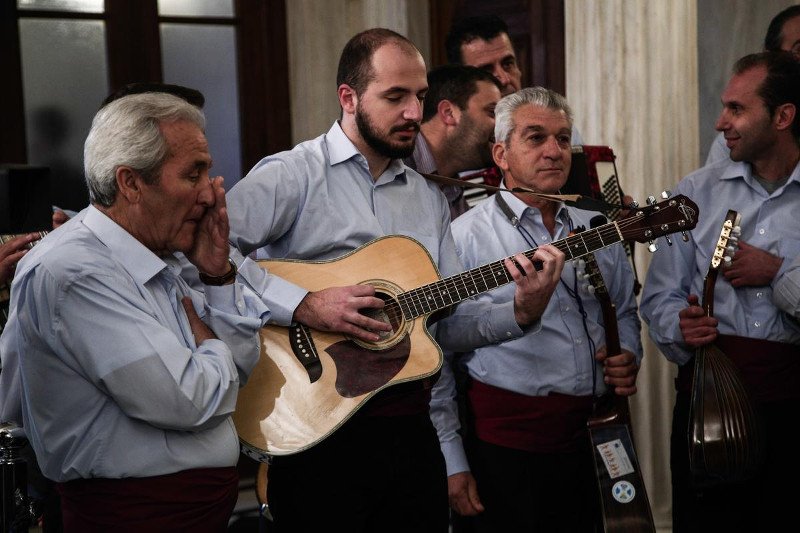 Ο Τσίπρας φωτογράφος – Οι χαλαρές στιγμές του Πρωθυπουργού στο Μαξίμου με τους δημοσιογράφους [εικόνες] | iefimerida.gr 4