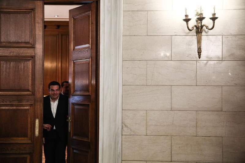 Ο Τσίπρας φωτογράφος – Οι χαλαρές στιγμές του Πρωθυπουργού στο Μαξίμου με τους δημοσιογράφους [εικόνες] | iefimerida.gr 0