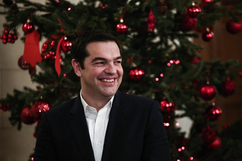 Ο Τσίπρας φωτογράφος – Οι χαλαρές στιγμές του Πρωθυπουργού στο Μαξίμου με τους δημοσιογράφους [εικόνες] | iefimerida.gr 2