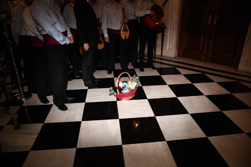 Ο Τσίπρας φωτογράφος – Οι χαλαρές στιγμές του Πρωθυπουργού στο Μαξίμου με τους δημοσιογράφους [εικόνες] | iefimerida.gr 6