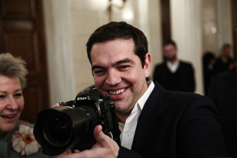 Ο Τσίπρας φωτογράφος – Οι χαλαρές στιγμές του Πρωθυπουργού στο Μαξίμου με τους δημοσιογράφους [εικόνες] | iefimerida.gr 8