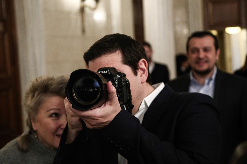 Ο Τσίπρας φωτογράφος – Οι χαλαρές στιγμές του Πρωθυπουργού στο Μαξίμου με τους δημοσιογράφους [εικόνες] | iefimerida.gr 9